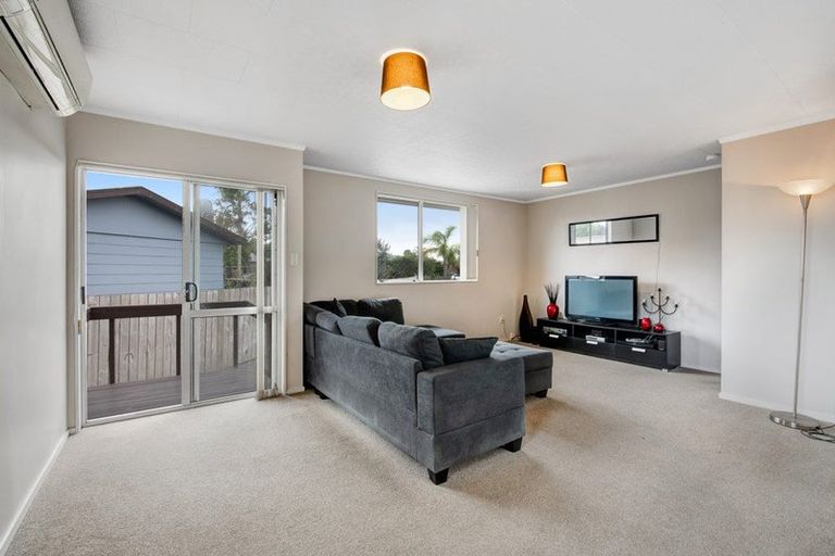 Photo of property in 2/26 Parakai Avenue, Parakai, 0830