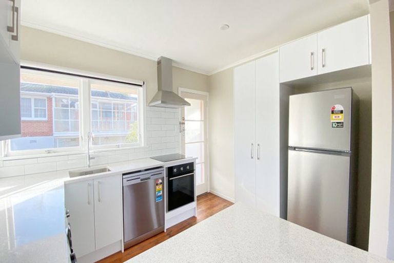 Photo of property in 2/60 Church Street, Northcote Point, Auckland, 0627