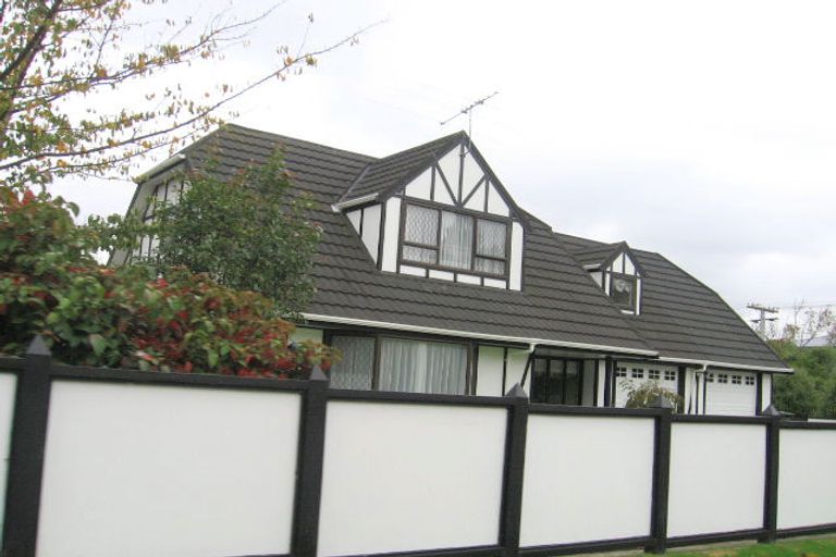 Photo of property in 16 Larsen Crescent, Tawa, Wellington, 5028