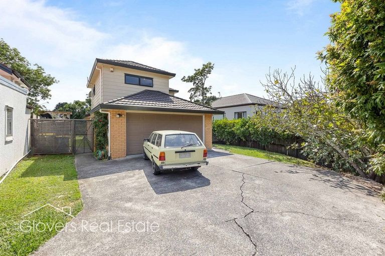 Photo of property in 18b Vardon Road, Green Bay, Auckland, 0604
