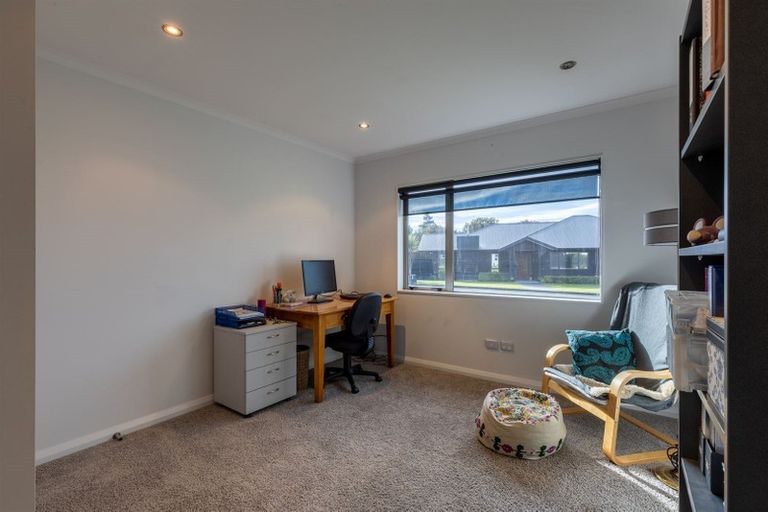 Photo of property in 6 D'urville Place, Kelvin Grove, Palmerston North, 4414