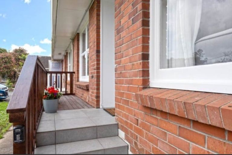 Photo of property in 1/35 Shakespeare Road, Milford, Auckland, 0620