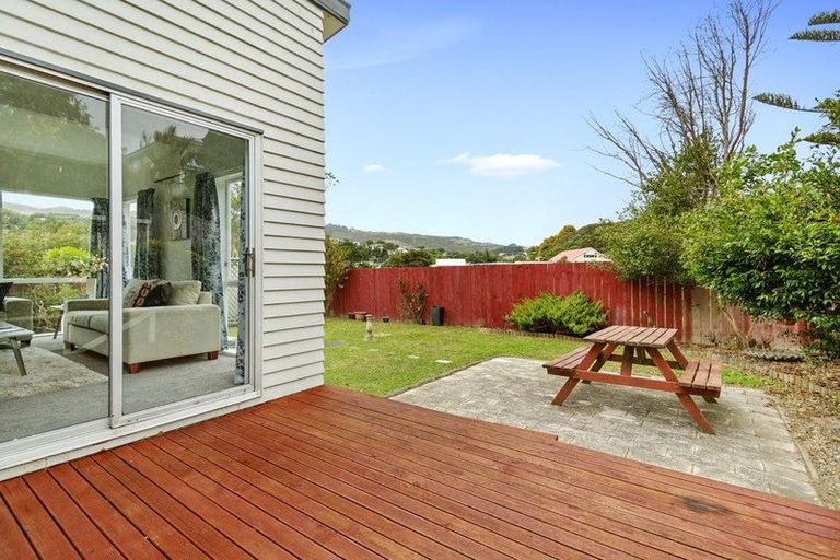 Photo of property in 9 Redwood Avenue, Tawa, Wellington, 5028