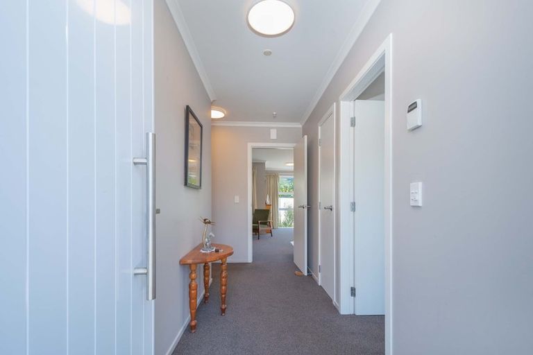 Photo of property in 10 Larsen Crescent, Tawa, Wellington, 5028