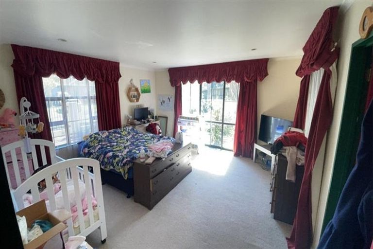 Photo of property in 9 Vinograd Drive, Te Atatu Peninsula, Auckland, 0610