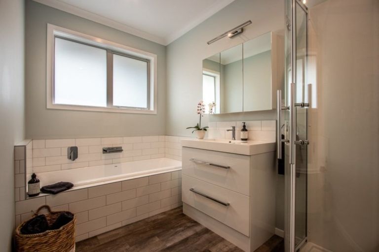 Photo of property in 37 Waipunahau Road, Waikanae, 5036