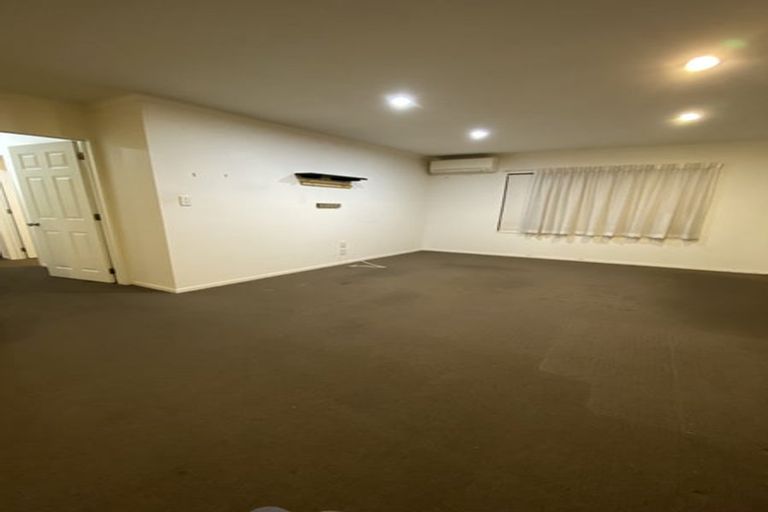 Photo of property in 256b Great North Road, Henderson, Auckland, 0612