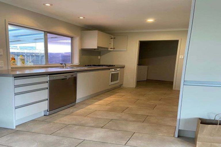Photo of property in 34 Lavery Place, Sunnynook, Auckland, 0632