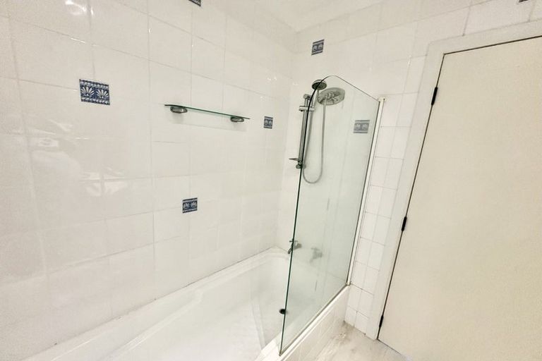 Photo of property in 2/24 Garadice Road, Rothesay Bay, Auckland, 0630