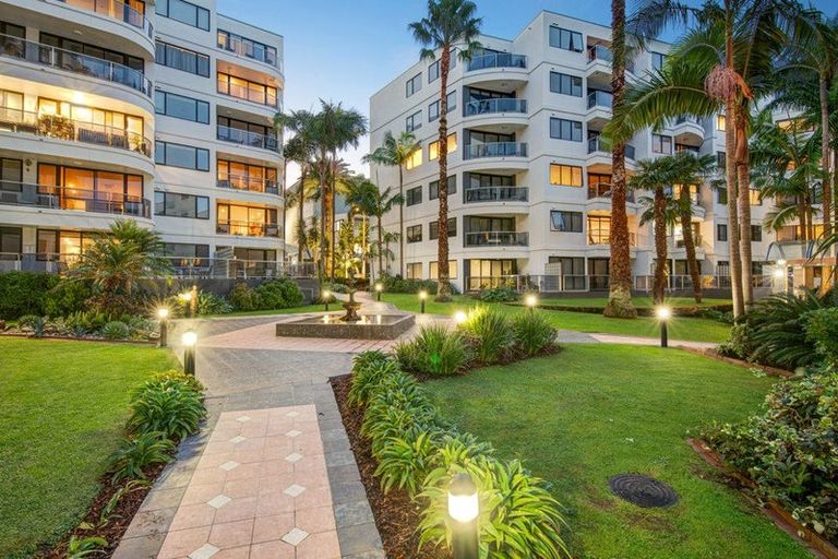 Photo of property in 1e/175 Hurstmere Road, Takapuna, Auckland, 0622