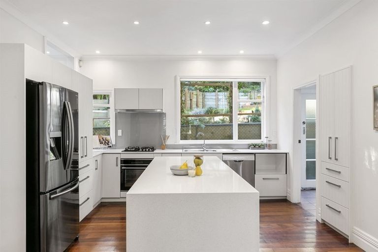 Photo of property in 15 Lower North Terrace, Kelburn, Wellington, 6012