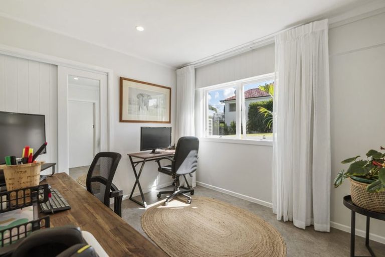 Photo of property in 3 Council Terrace, Northcote Point, Auckland, 0627