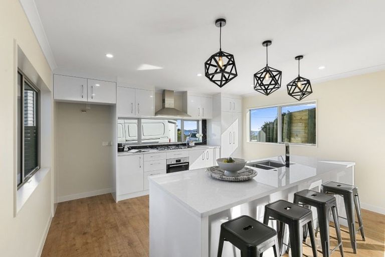 Photo of property in 4 Poto Road, Normandale, Lower Hutt, 5010