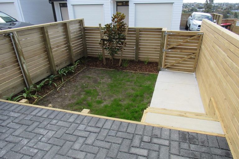 Photo of property in 3/15 Chivalry Road, Glenfield, Auckland, 0629