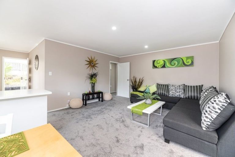 Photo of property in 2/34 Candia Road, Swanson, Auckland, 0614