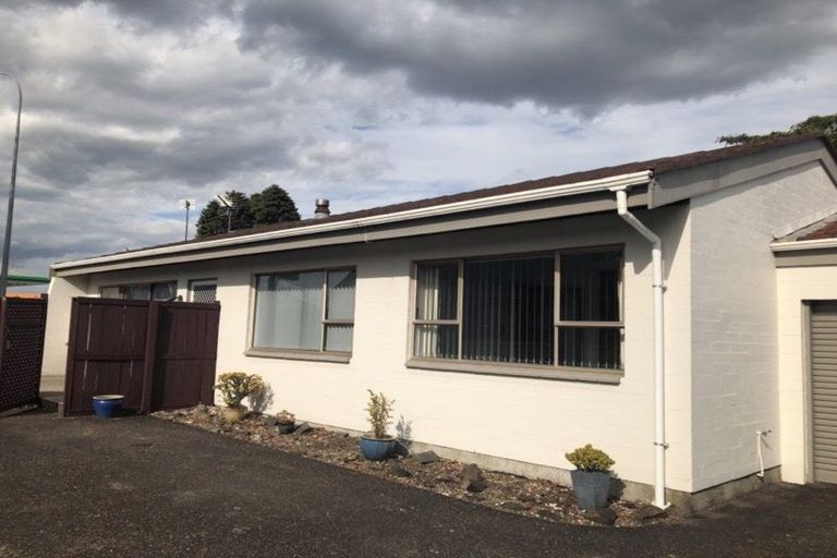 Photo of property in 2/64 Challen Close, Conifer Grove, Takanini, 2112