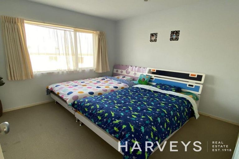 Photo of property in 2/17 Charlenne Close, Ranui, Auckland, 0612
