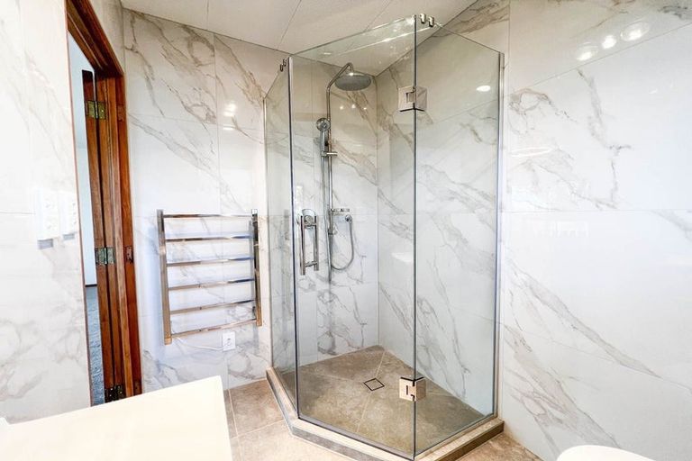 Photo of property in 4 Dalmeny Close, Murrays Bay, Auckland, 0630