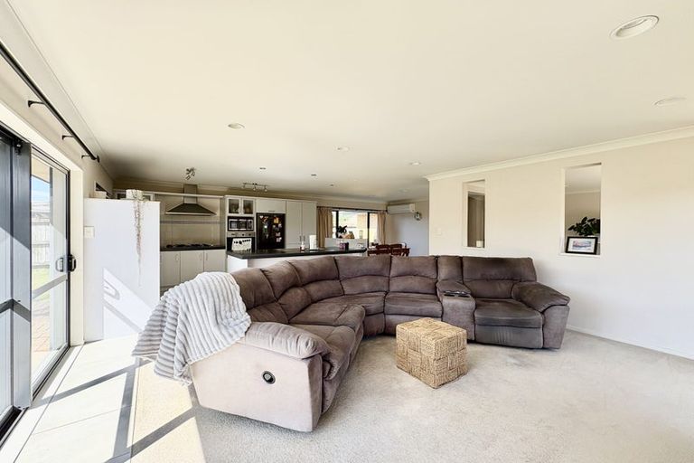 Photo of property in 6 Bellshill Close, Wattle Downs, Auckland, 2103