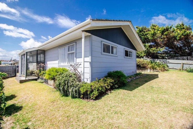 Photo of property in 2 Rangiora Street, Castlecliff, Whanganui, 4501