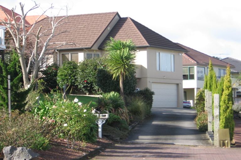 Photo of property in 27 Lobelia Rise, Goodwood Heights, Auckland, 2105