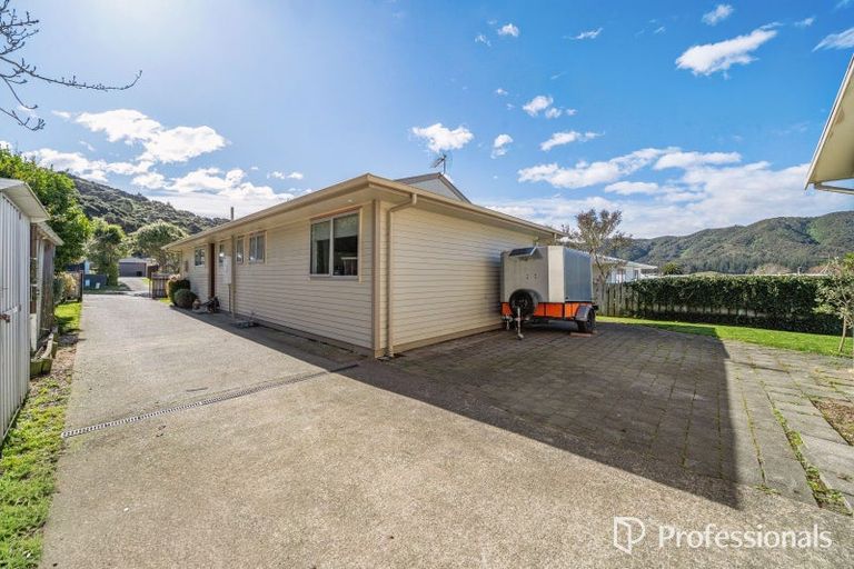 Photo of property in 25 Kendal Grove, Wainuiomata, Lower Hutt, 5014