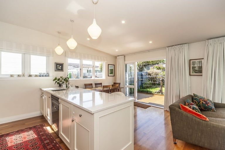 Photo of property in 10 Herald Terrace, Berhampore, Wellington, 6023