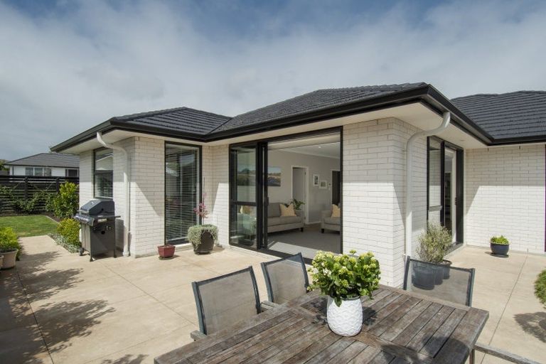 Photo of property in 15 Charlotte Drive, Omokoroa, 3114