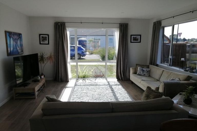 Photo of property in 16 Ropere Street, Kumeu, 0810