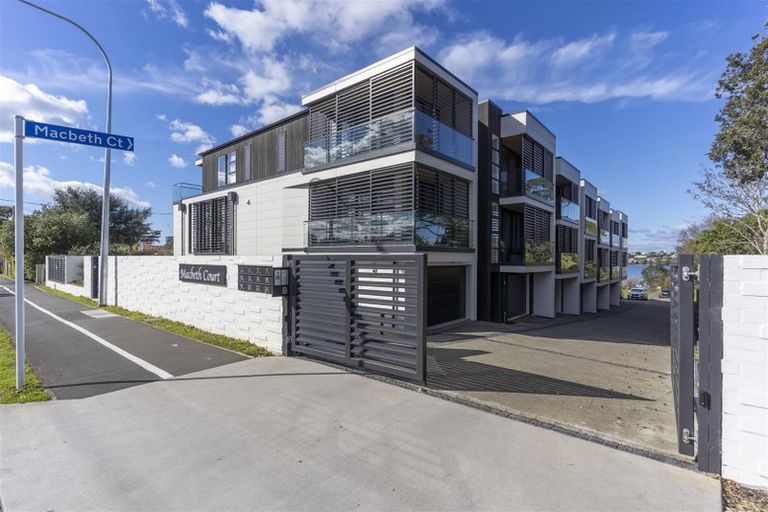 Photo of property in 16 Macbeth Court, Milford, Auckland, 0620