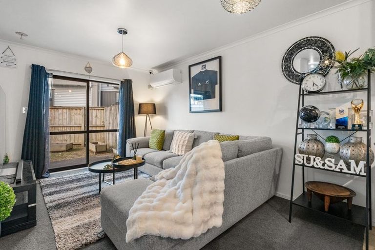 Photo of property in 14/12a Tironui Station Road East, Papakura, 2112