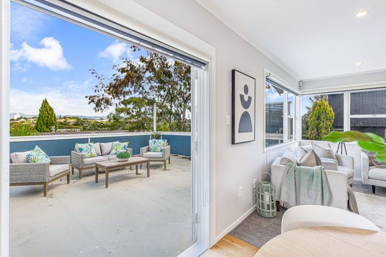 Photo of property in 17 Castaing Crescent, Te Atatu South, Auckland, 0610