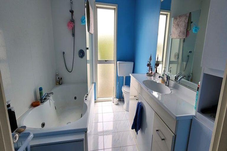 Photo of property in 38 Deverell Place, Northcross, Auckland, 0632