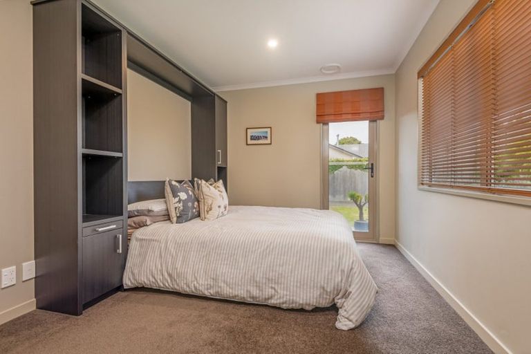 Photo of property in 12 Cloake Way, Palmerston North, 4414