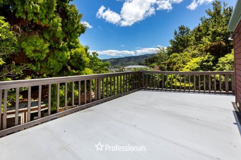 Photo of property in 8 King Charles Drive, Kingsley Heights, Upper Hutt, 5018