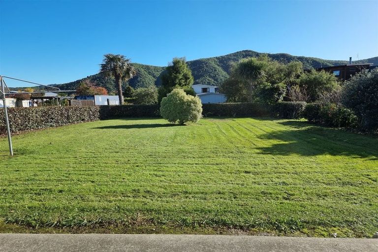 Photo of property in 35 Moana View Road, Waikawa, Picton, 7220