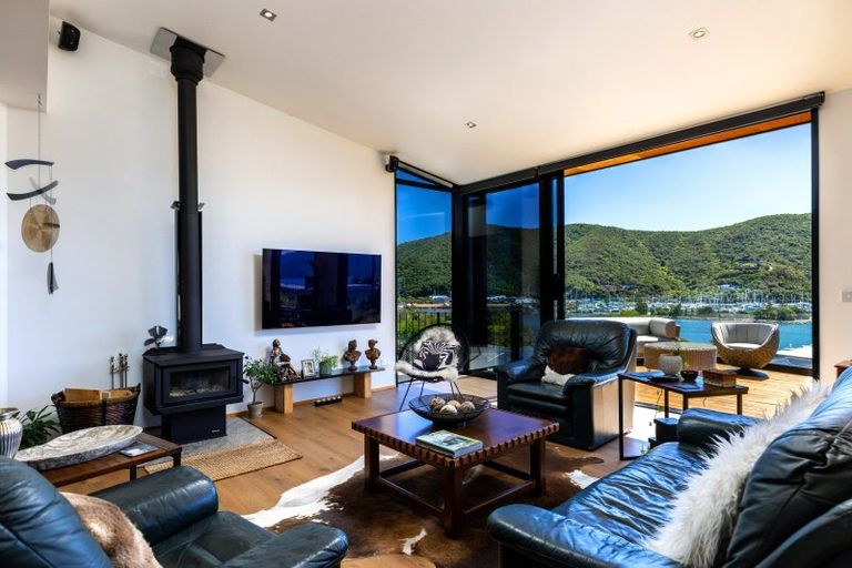 Photo of property in 324a Waikawa Road, Waikawa, Picton, 7220