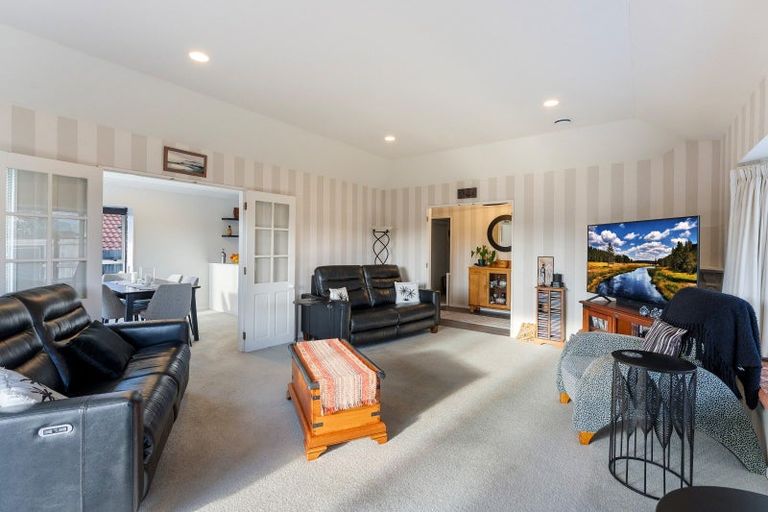 Photo of property in 28 Realm Drive, Paraparaumu, 5032