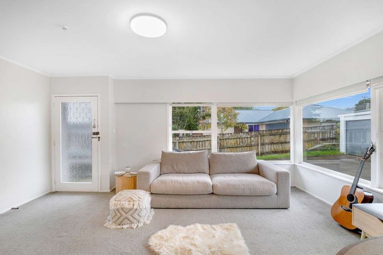 Photo of property in 2/8 Wykeham Place, Glenfield, Auckland, 0629
