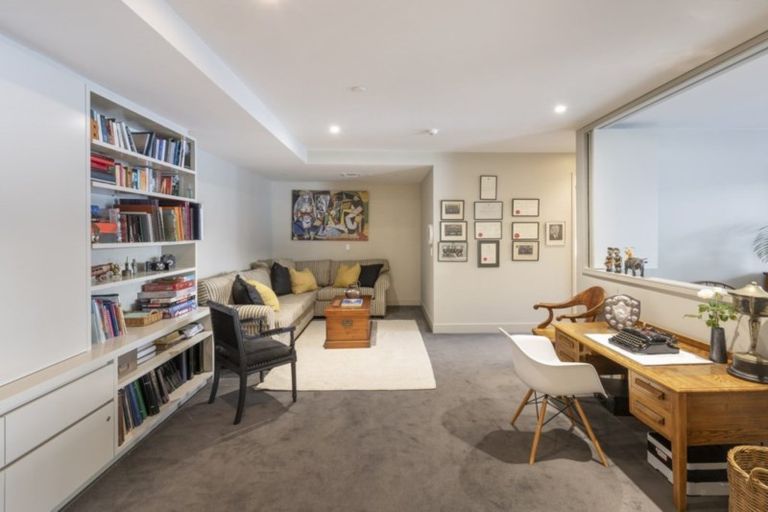 Photo of property in Clyde Quay Wharf, 2c/5 Clyde Quay Wharf, Te Aro, Wellington, 6011