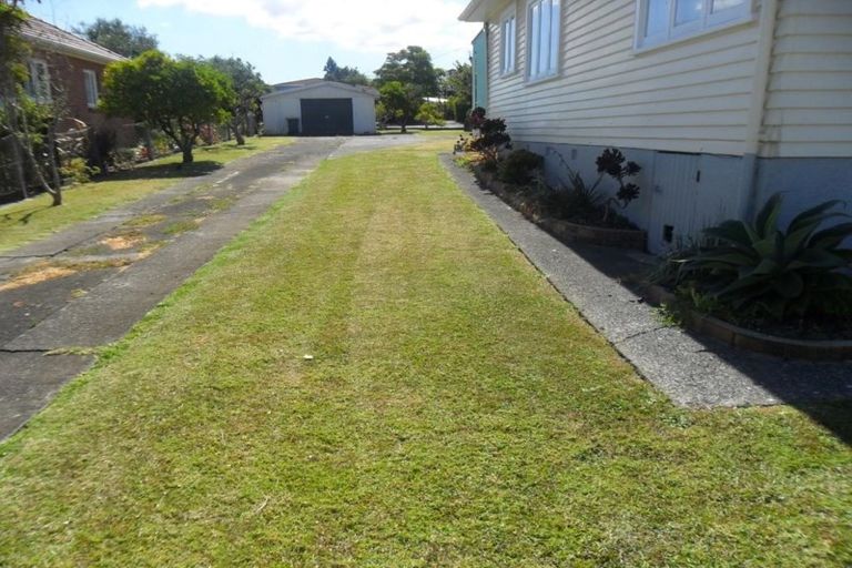 Photo of property in 34 Buscomb Avenue, Henderson, Auckland, 0610