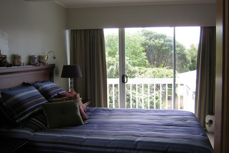 Photo of property in 48 Kahu Road, Paremata, Porirua, 5024