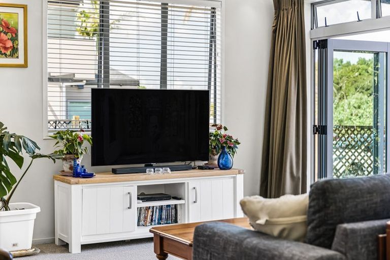 Photo of property in 7f Clearwater Cove, West Harbour, Auckland, 0618