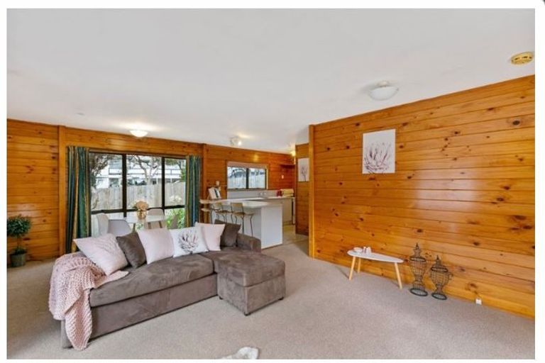 Photo of property in 94a Newlands Road, Newlands, Wellington, 6037