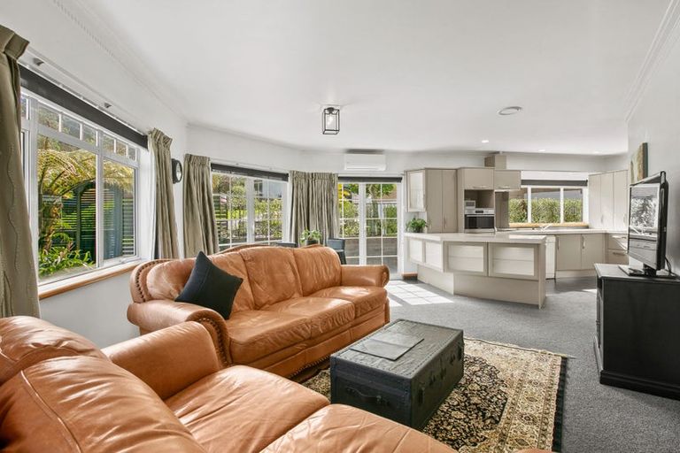 Photo of property in 8 Spencer Place, Merrilands, New Plymouth, 4312