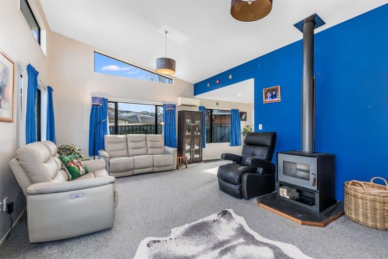 Photo of property in 35 Grimsby Grove, Wainuiomata, Lower Hutt, 5014