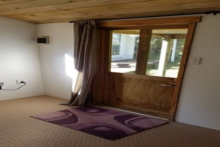 Photo of property in 48 Turanga Road, Henderson Valley, Auckland, 0612