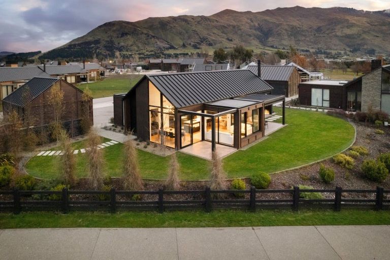 Photo of property in 2 Mccaw Mews, Wanaka, 9305