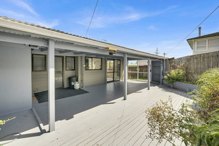 Photo of property in 2/25 Sunnyfield Crescent, Glenfield, Auckland, 0629
