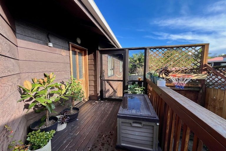 Photo of property in 2/11 Firle Place, Green Bay, Auckland, 0604